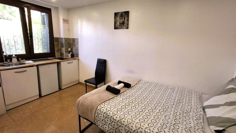 Bed, Kitchen or kitchenette