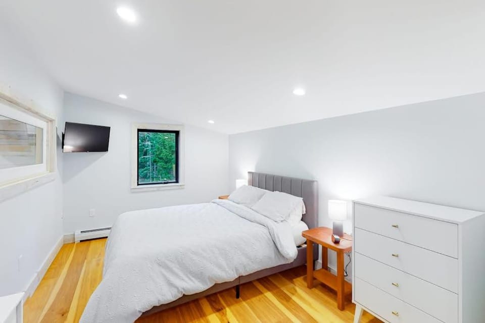 Bed, TV and multimedia, Bedroom