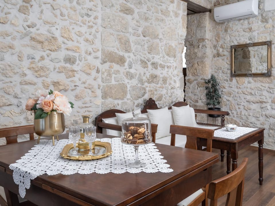 Living room, Food and drinks, Seating area, Dining area, Food