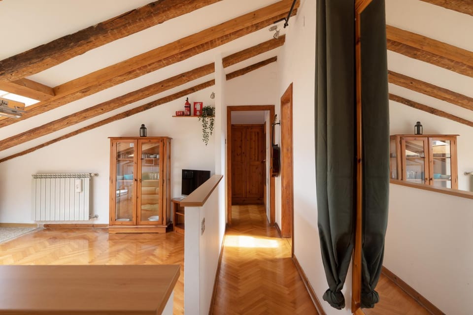 Property building, Bed, Living room, Photo of the whole room, Seating area, Bedroom