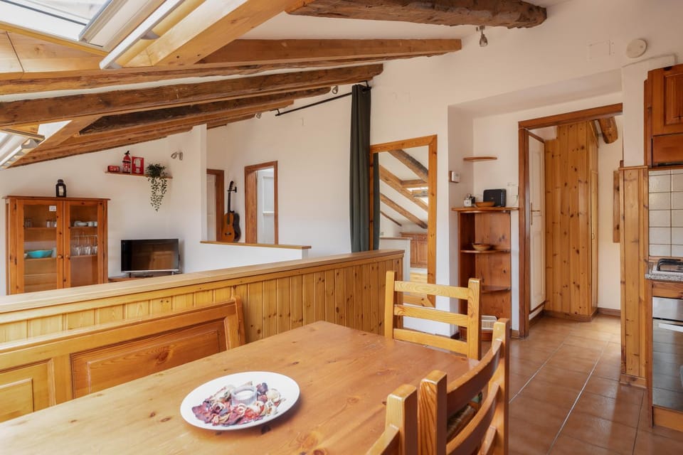 Property building, Kitchen or kitchenette, Dining area, minibar, pet friendly, stove