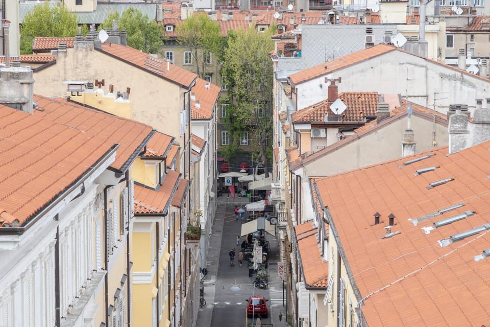 Property building, Day, Neighbourhood, Bird's eye view, City view, Street view, Location, Parking