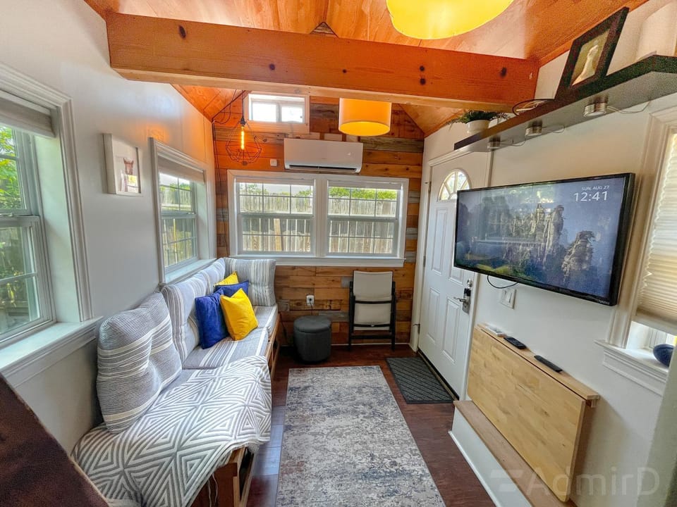TV and multimedia, Living room, Seating area, Evening entertainment