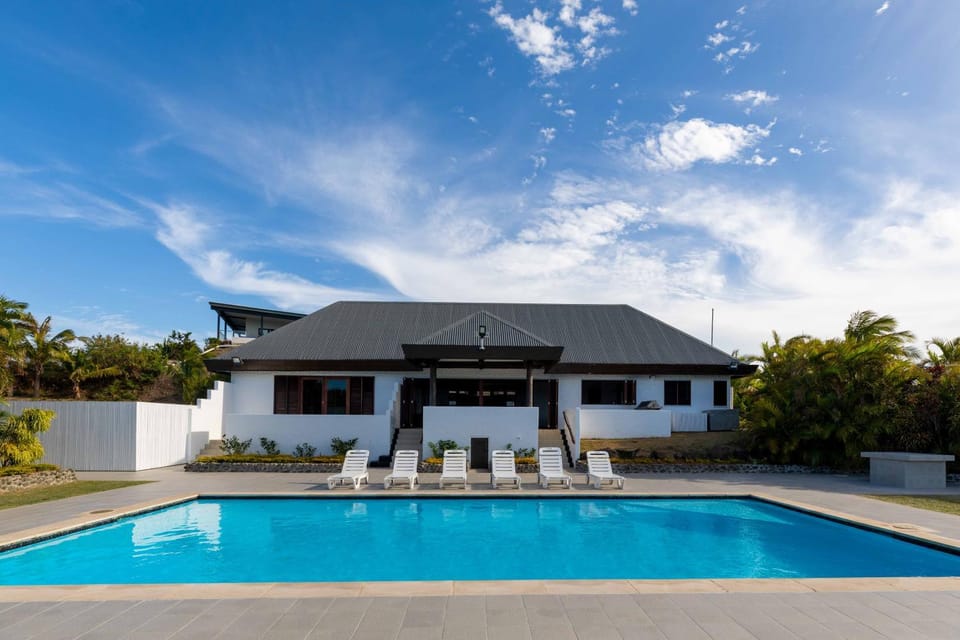 Property building, Day, Swimming pool, sunbed