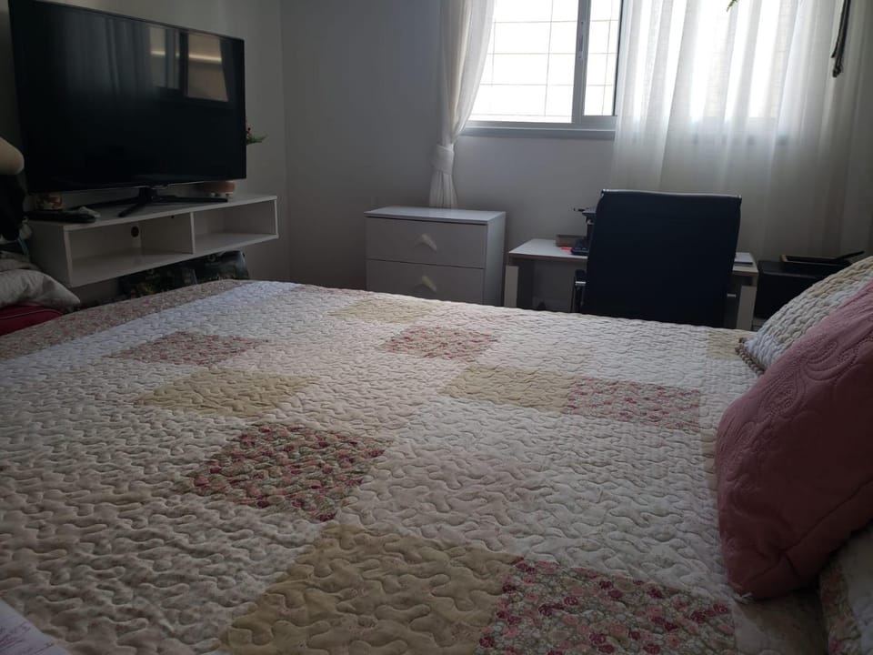 Bed, TV and multimedia, Bedroom