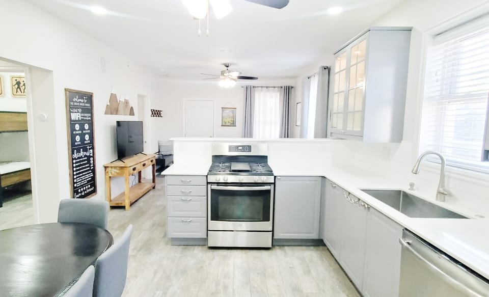 Kitchen or kitchenette, Dining area, dishwasher, minibar, pet friendly, stove