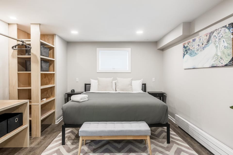 Adults Only - Walk to the United Center! Modern Touches Surround You - Check Out the Open Staircase! apts Apartment in Chicago