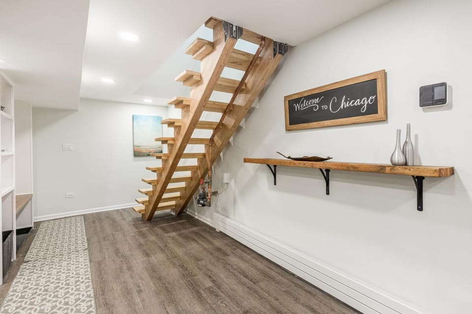 Adults Only - Walk to the United Center! Modern Touches Surround You - Check Out the Open Staircase! apts Apartment in Chicago