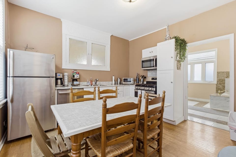 Warm & Comforting 4BR 2BA in Andersonville Apartment in Chicago