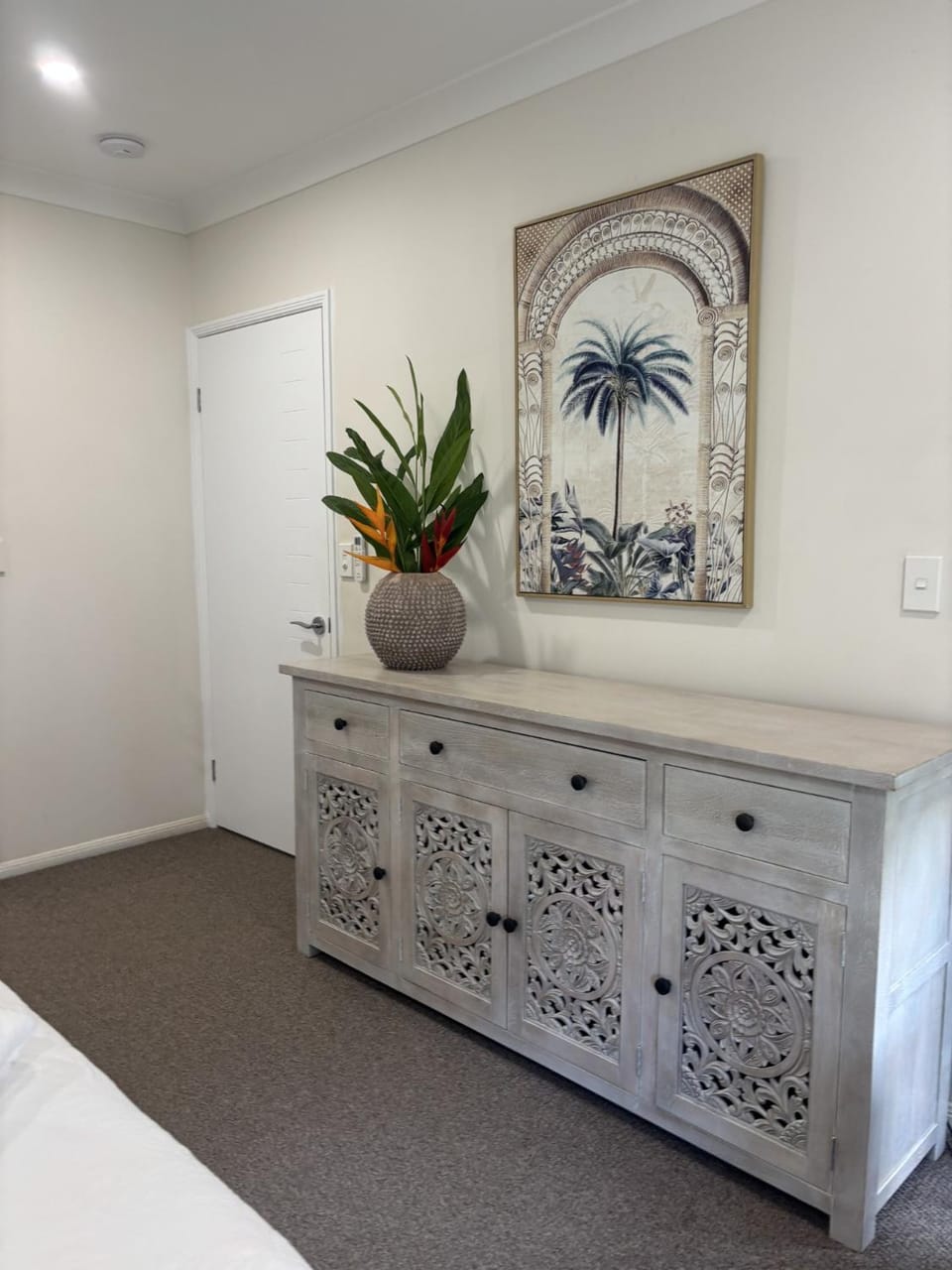 Photo of the whole room, Decorative detail
