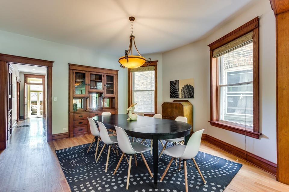 Garage Parking! Walk to Logan Square Station Plus Great Local Restaurants and Bars Apartment in Chicago