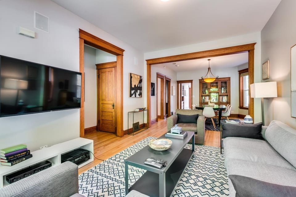 Garage Parking! Walk to Logan Square Station Plus Great Local Restaurants and Bars Apartment in Chicago