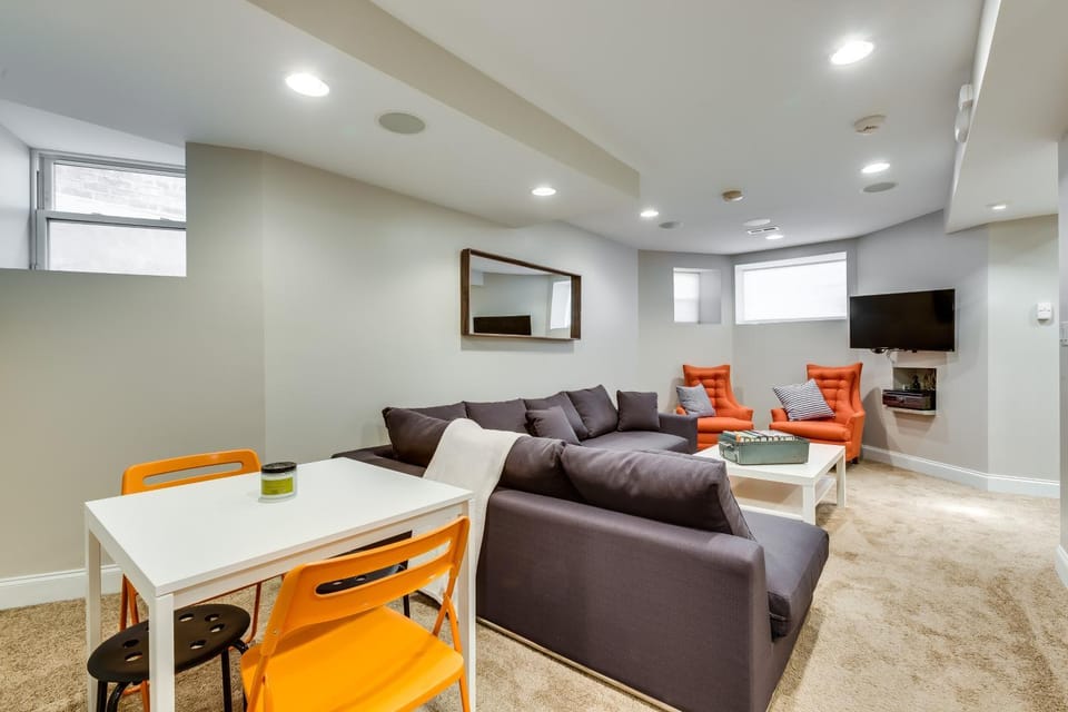 Garage Parking! Walk to Logan Square Station Plus Great Local Restaurants and Bars Apartment in Chicago