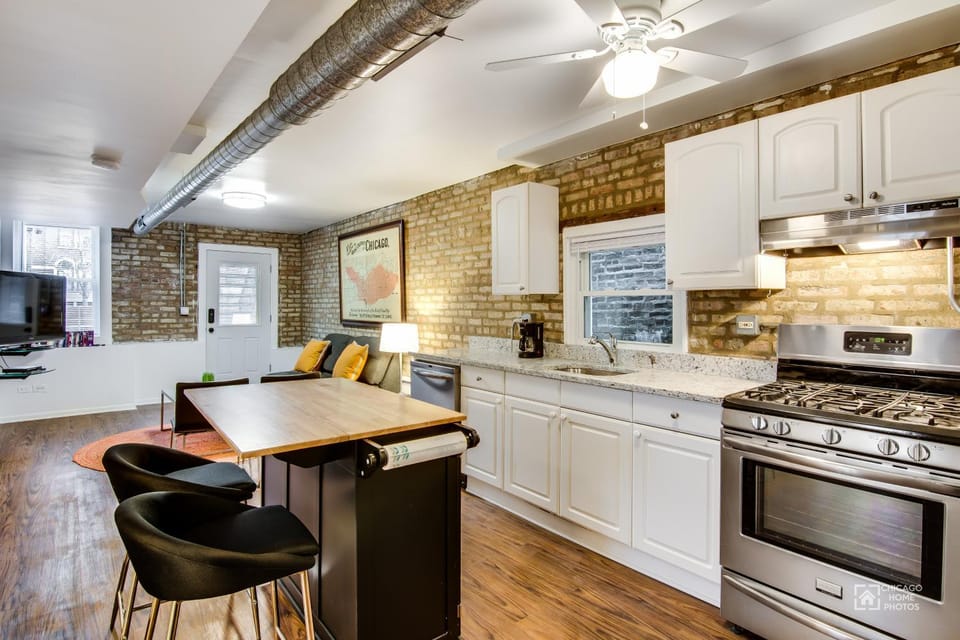 Quiet Comfort in the Big City, Just Steps to the Blue Line apts Apartment in Wicker Park