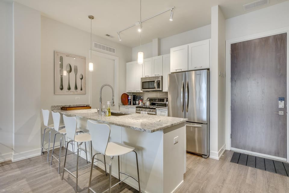 Sheridan Park Stunner! No Matter if You Are in Town for Business or Fun This Property Has You Covered apts Apartment in Chicago