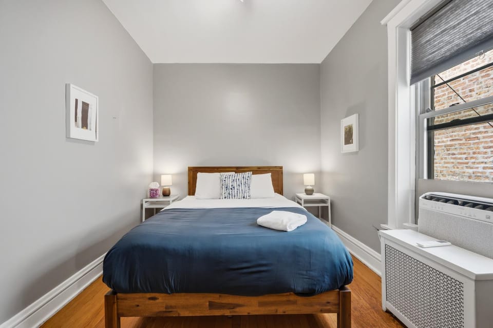 Comfortable Vintage North Side Retreat for 8 Apartment in Chicago