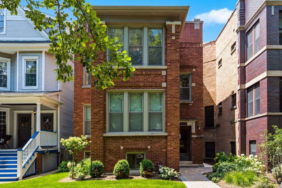 Comfortable Vintage North Side Retreat for 8 Apartment in Chicago