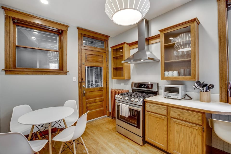 Comfortable Vintage North Side Retreat for 8 Apartment in Chicago