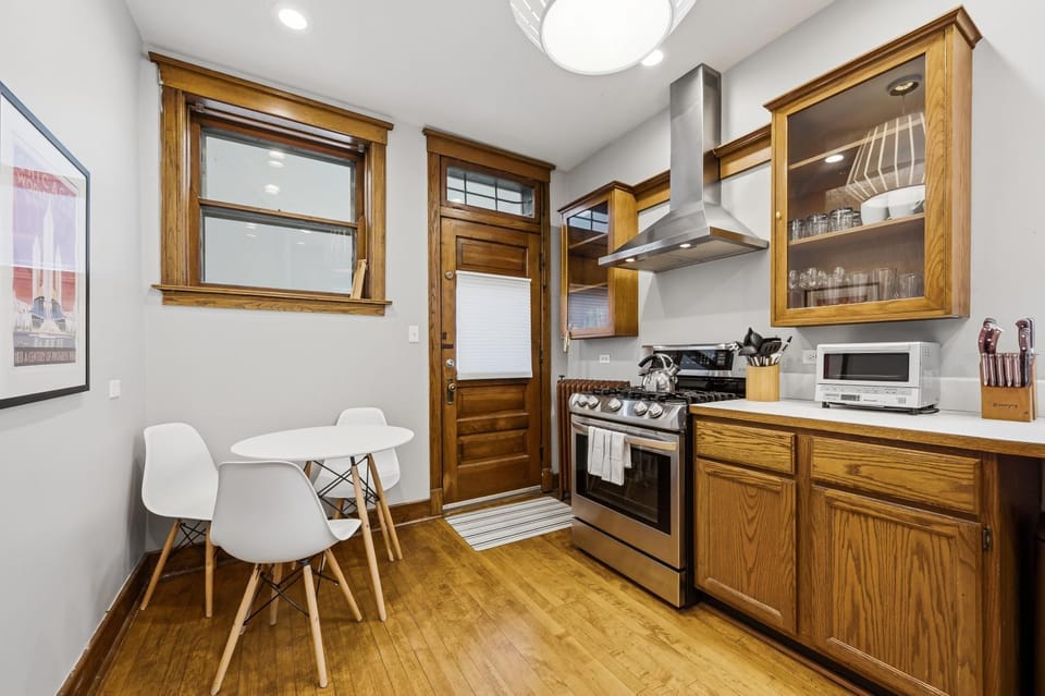 Comfortable Vintage North Side Retreat for 8 Apartment in Chicago