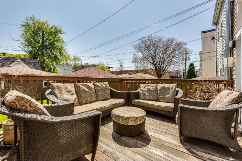 Garage Parking - Vintage Charm - and a Fabulous Location! Easily Enjoy the Best of Chicago! Apartment in Chicago