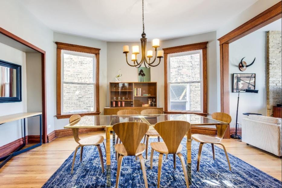 Garage Parking - Vintage Charm - and a Fabulous Location! Easily Enjoy the Best of Chicago! Apartment in Chicago