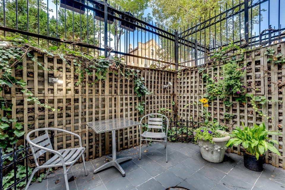 Relax in Winter Park - You Will LOVE the Garden Access and the Classic, Comfortable Feeling apts Apartment in Chicago