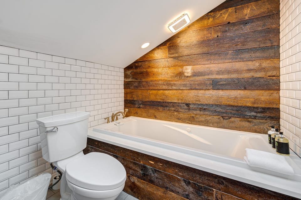 Top Floor in the Heart of West Town! Perfect for Any Group and PET FRIENDLY! apts Apartment in Chicago