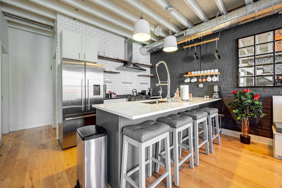 Top Floor in the Heart of West Town! Perfect for Any Group and PET FRIENDLY! apts Apartment in Chicago