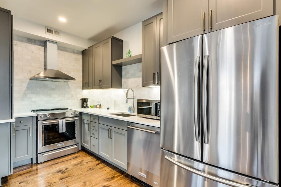 Old Town Chicago at it's finest! Pet Friendly & Recently Renovated Top-Floor Condo Has Everything You Need for a Perfect Windy City Getaway condo Apartment in Lincoln Park