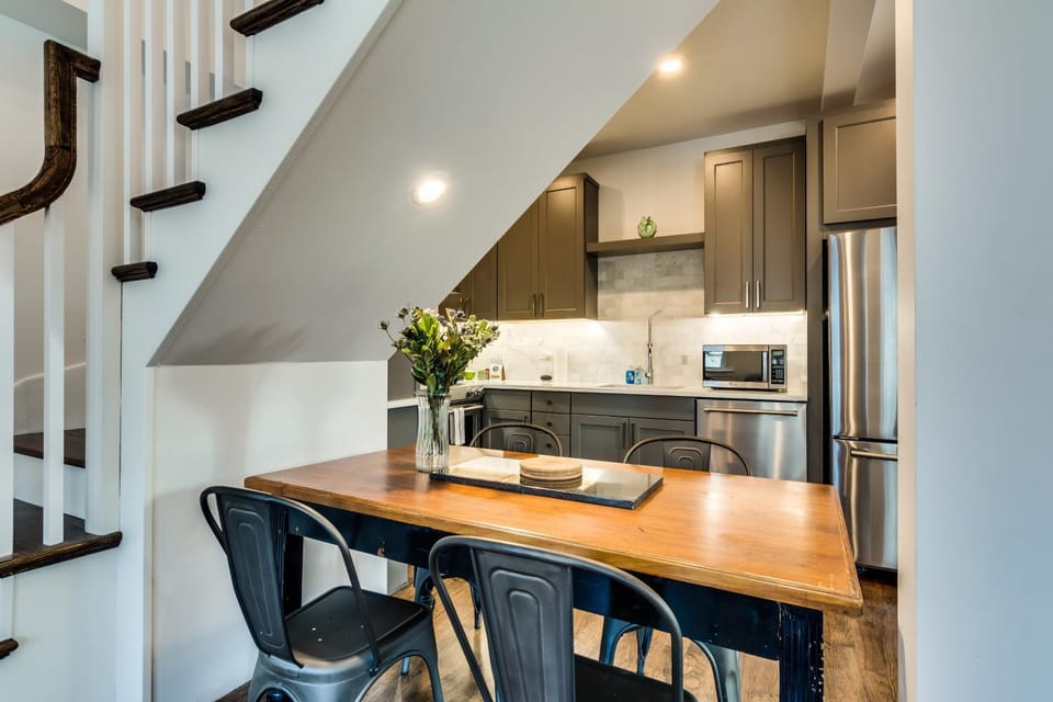 Old Town Chicago at it's finest! Pet Friendly & Recently Renovated Top-Floor Condo Has Everything You Need for a Perfect Windy City Getaway condo Apartment in Lincoln Park
