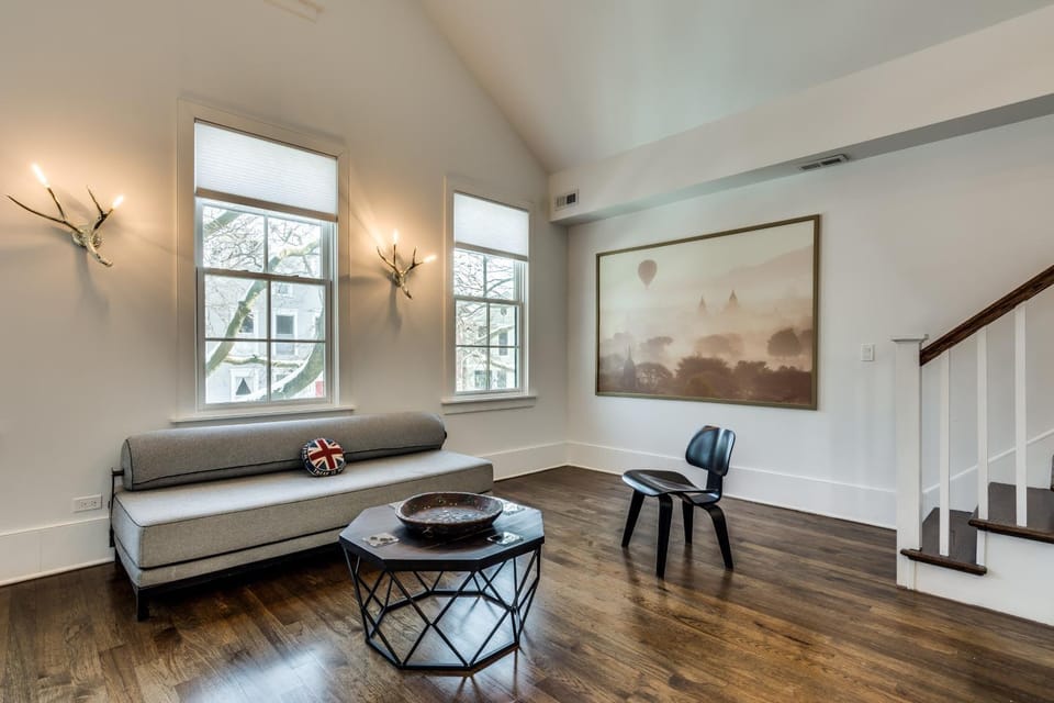 Old Town Chicago at it's finest! Pet Friendly & Recently Renovated Top-Floor Condo Has Everything You Need for a Perfect Windy City Getaway condo Apartment in Lincoln Park