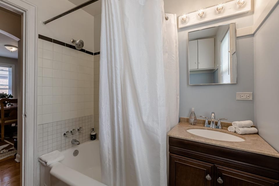 Enjoy Evanston! Slow Down After a Busy Day Sight Seeing - Walking Distance from Public Transportation apts Apartment in Evanston