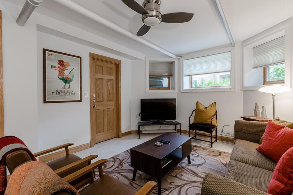 Quiet Oasis Only Minutes from Downtown - Friendly Neighborhood! apts Apartment in Chicago