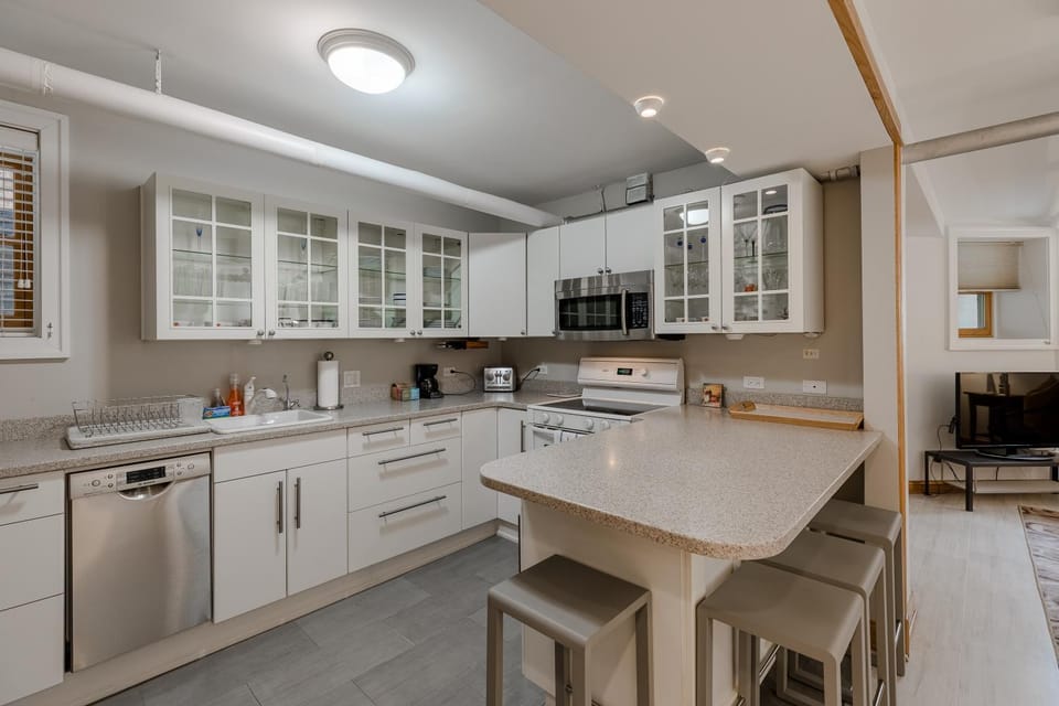 Quiet Oasis Only Minutes from Downtown - Friendly Neighborhood! apts Apartment in Chicago