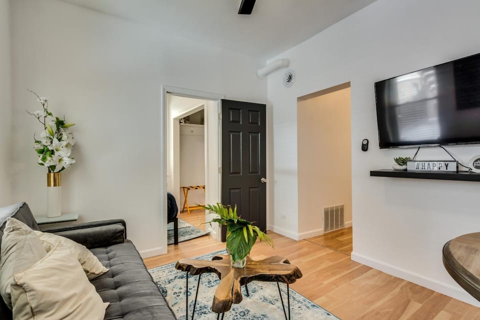 Cozy 2BR West Town Apt, Ideal for Mid-Term Stays Apartment in Chicago