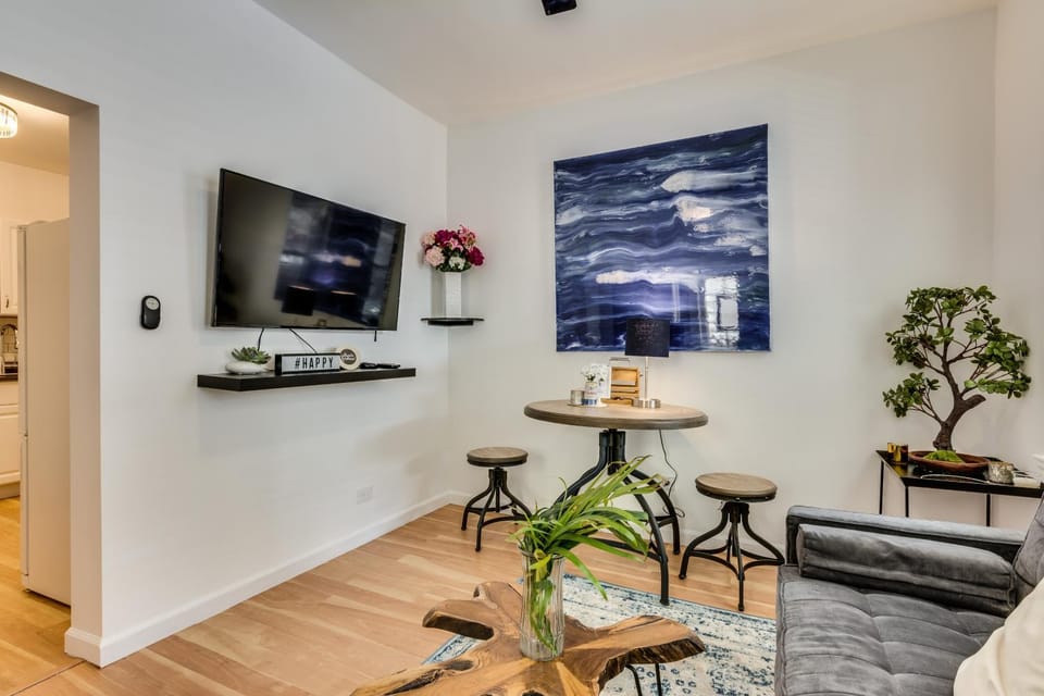 Cozy 2BR West Town Apt, Ideal for Mid-Term Stays Apartment in Chicago