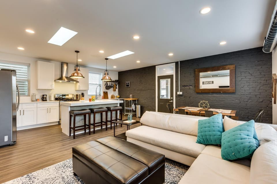 PET FRIENDLY and Room for 7! Large Common Areas to Converse and Connect apts Apartment in Chicago