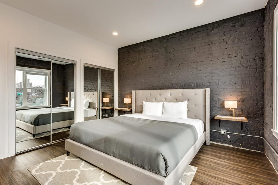 PET FRIENDLY and Room for 7! Large Common Areas to Converse and Connect apts Apartment in Chicago