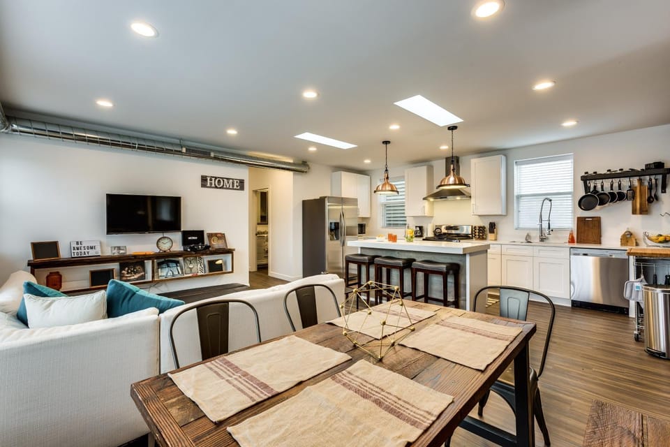 PET FRIENDLY and Room for 7! Large Common Areas to Converse and Connect apts Apartment in Chicago