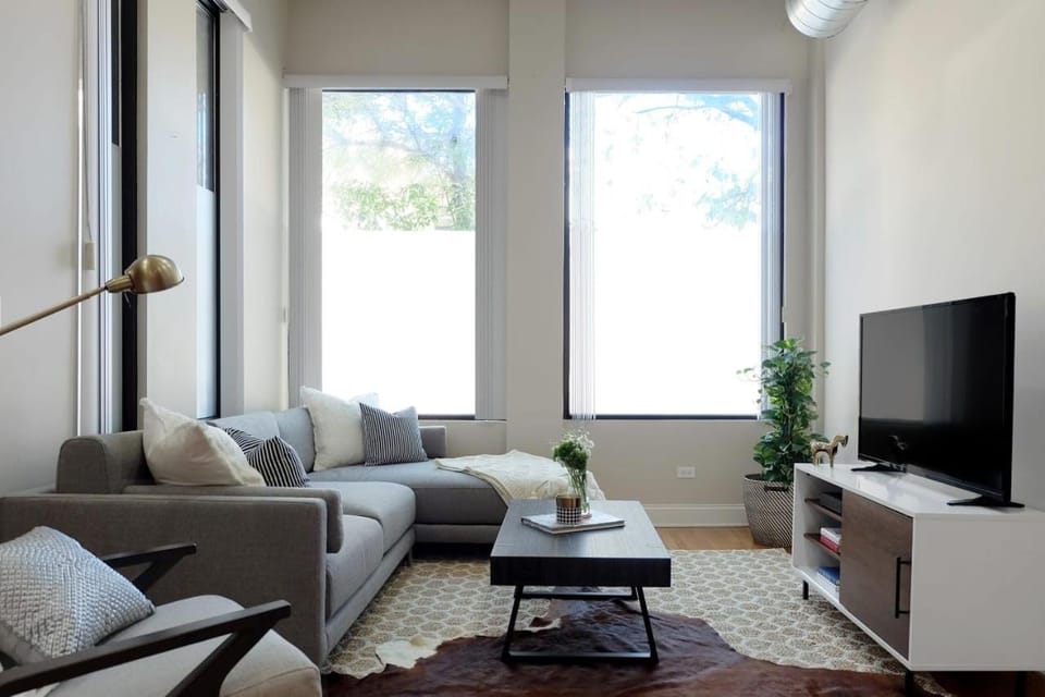 Breathtaking Getaway in Prime Lakeview Location! Apartment in Chicago