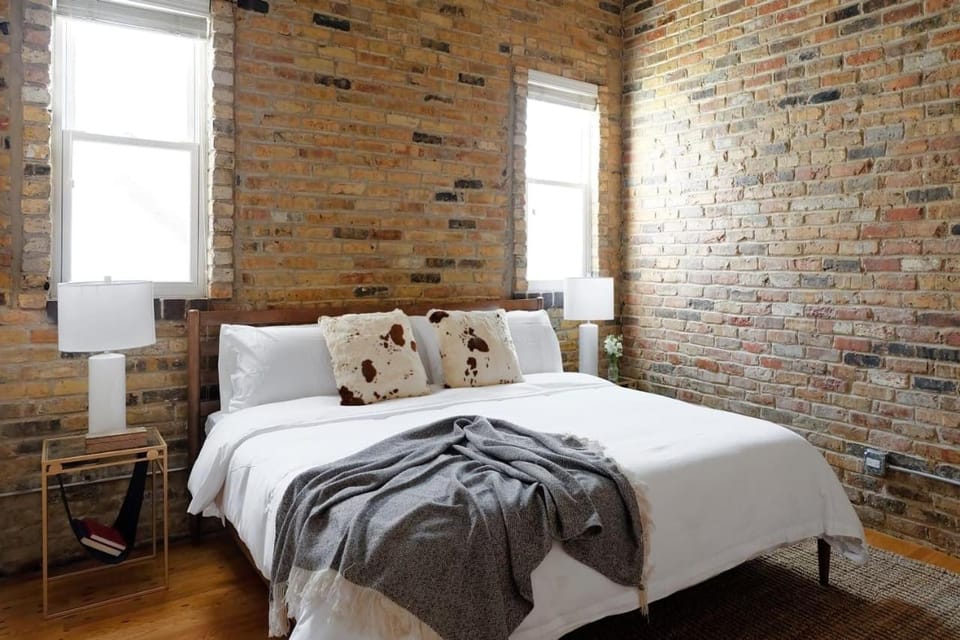Breathtaking Getaway in Prime Lakeview Location! Apartment in Chicago