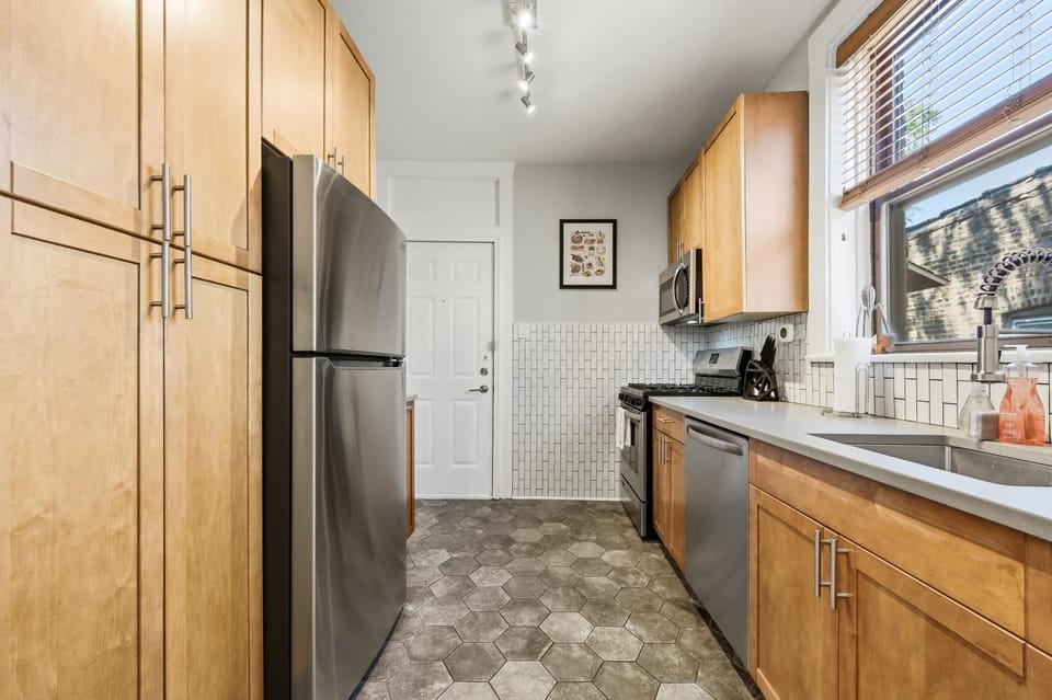 Steps to the Lakefront! This Uptown Beauty is Everything You Need for a Perfect Chicago Getaway condo Apartment in Chicago