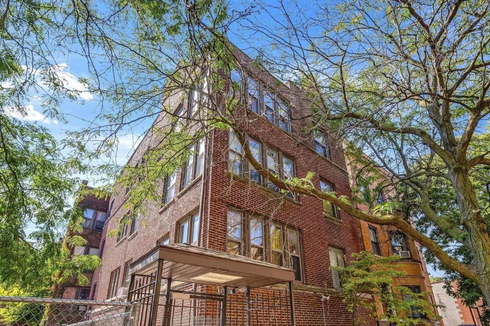 Steps to the Lakefront! This Uptown Beauty is Everything You Need for a Perfect Chicago Getaway condo Apartment in Chicago