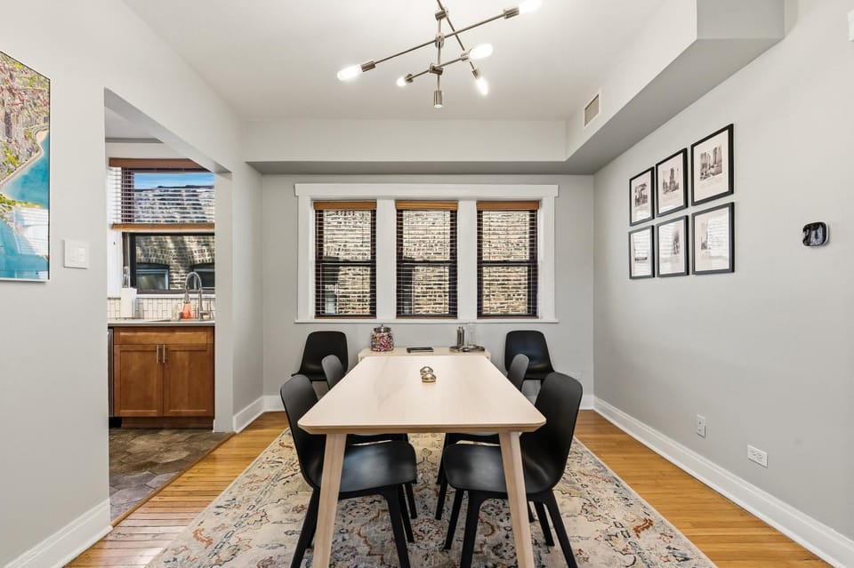 Steps to the Lakefront! This Uptown Beauty is Everything You Need for a Perfect Chicago Getaway condo Apartment in Chicago
