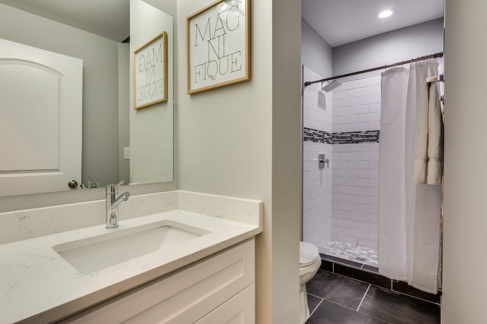 Vibrant & Stylish 4 Bed Condo near Humboldt Park Apartment in Chicago