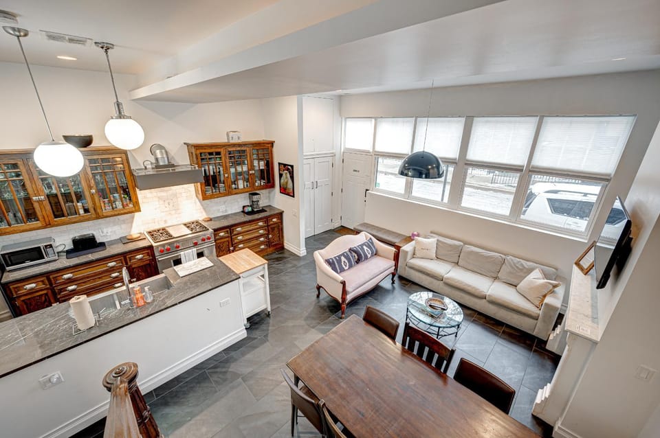 Large Condo with Outdoor Deck in Historic Chicago District home House in Lincoln Park
