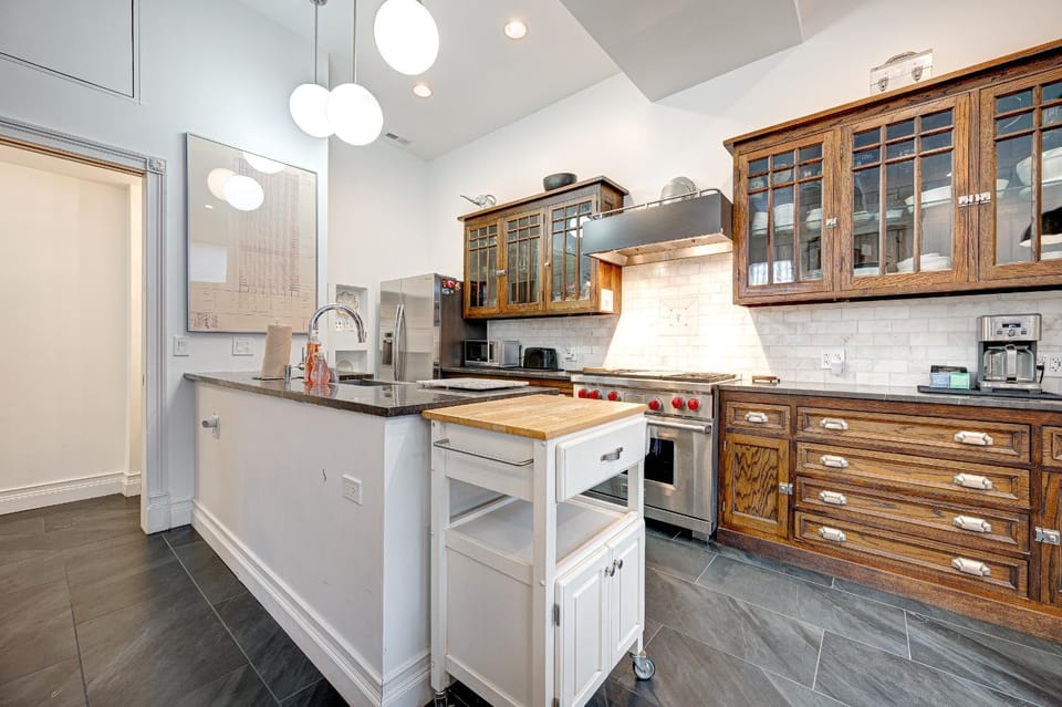 Large Condo with Outdoor Deck in Historic Chicago District home House in Lincoln Park