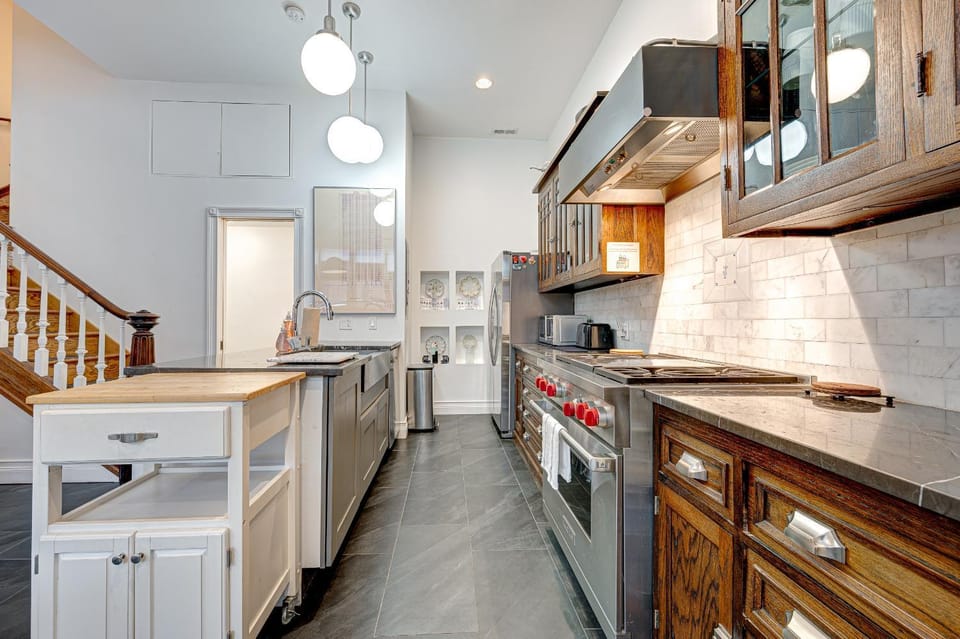 Large Condo with Outdoor Deck in Historic Chicago District home House in Lincoln Park
