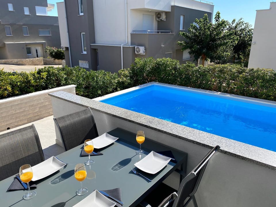 Day, Balcony/Terrace, Food and drinks, Dining area, Pool view, Swimming pool