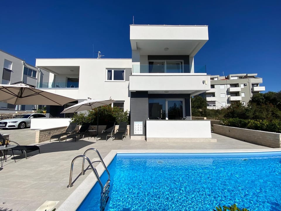Property building, Day, Food and drinks, Pool view, Swimming pool, sunbed